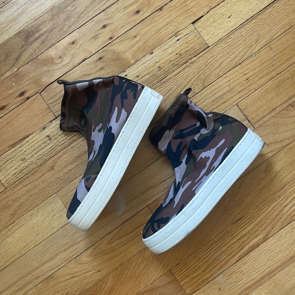 Camo high top shoe